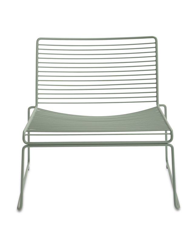 Hee Lounge Chair von Hay in Fall Green: Moderne Outdoor-Sitzgelegenheit aus pulverbeschichtetem Metall.